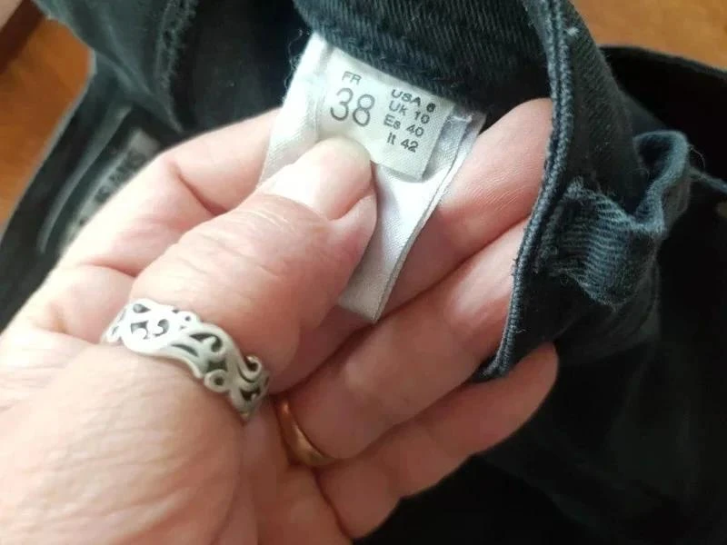 Pantalón corto de mezclilla negro con encajes en las piernas – photo 6